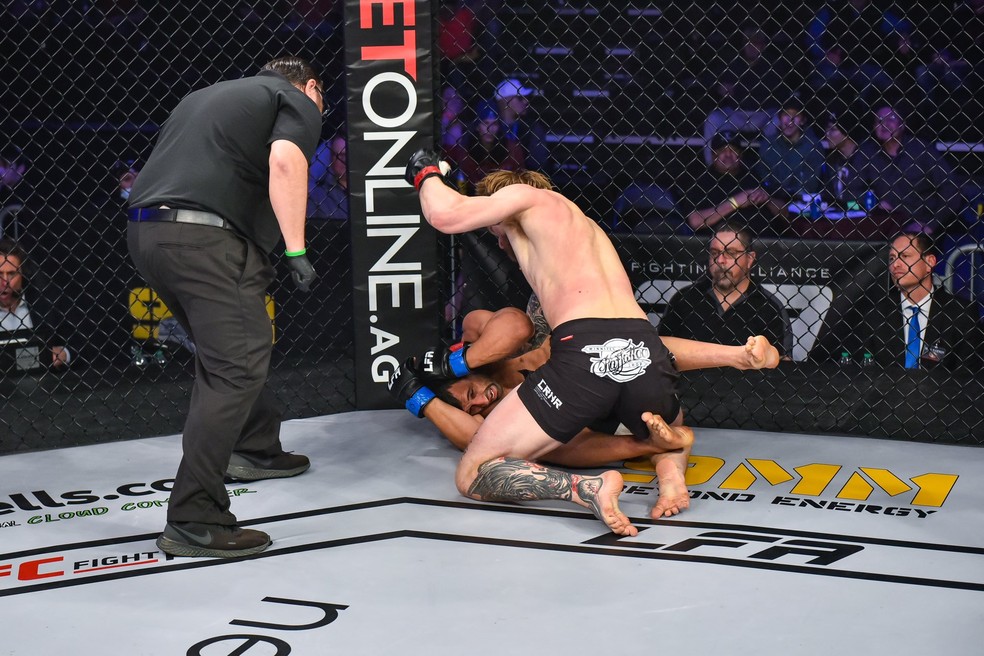 Dominado, Gambulino não resistiu ao bombardeio do canadense — Foto: LFA / Divulgação