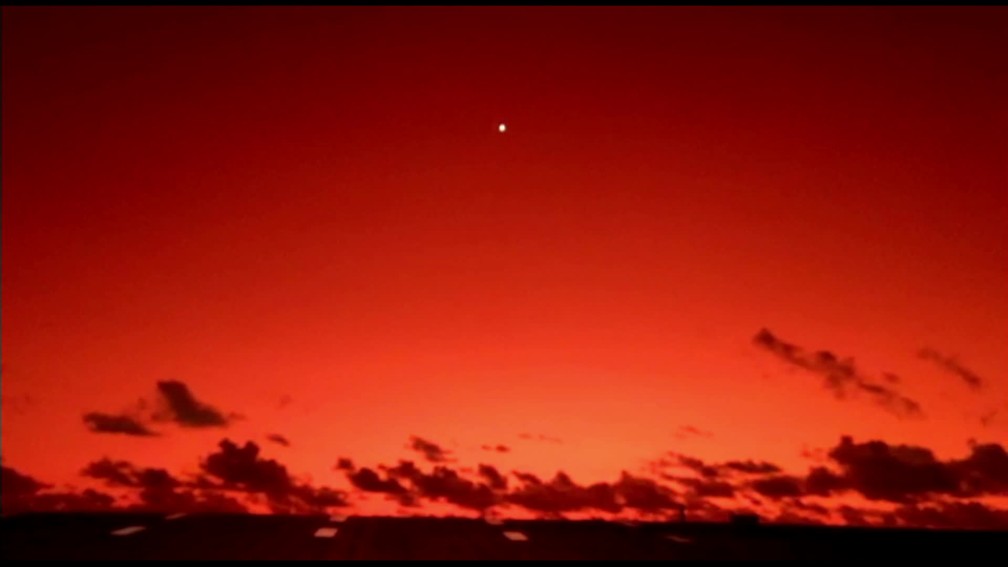 Cu amanhece com tonalidades avermelhadas em Camaragibe, no Grande Recife, nesta segunda-feira (7) — Foto: Reproduo/WhatsApp