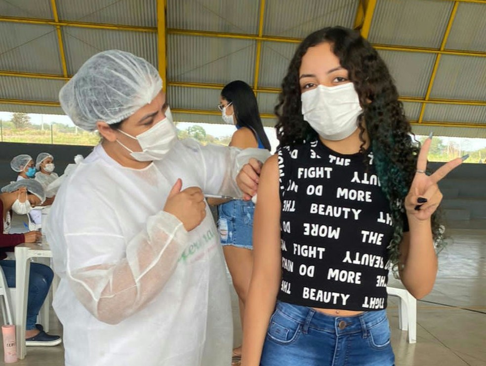 Adolescente recebendo dose de vacina em Araguaína — Foto: Prefeitura de Araguaína/Divulgação 