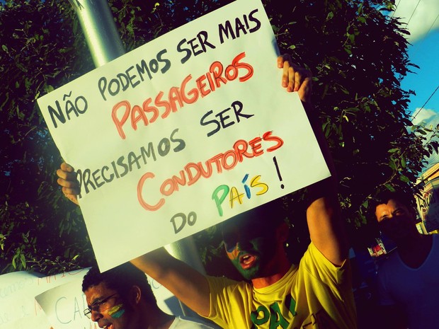 Manifestante segura cartaz no segundo protesto  em Gurupi (Foto: Tiago Souza/Arquivo Pessoal)