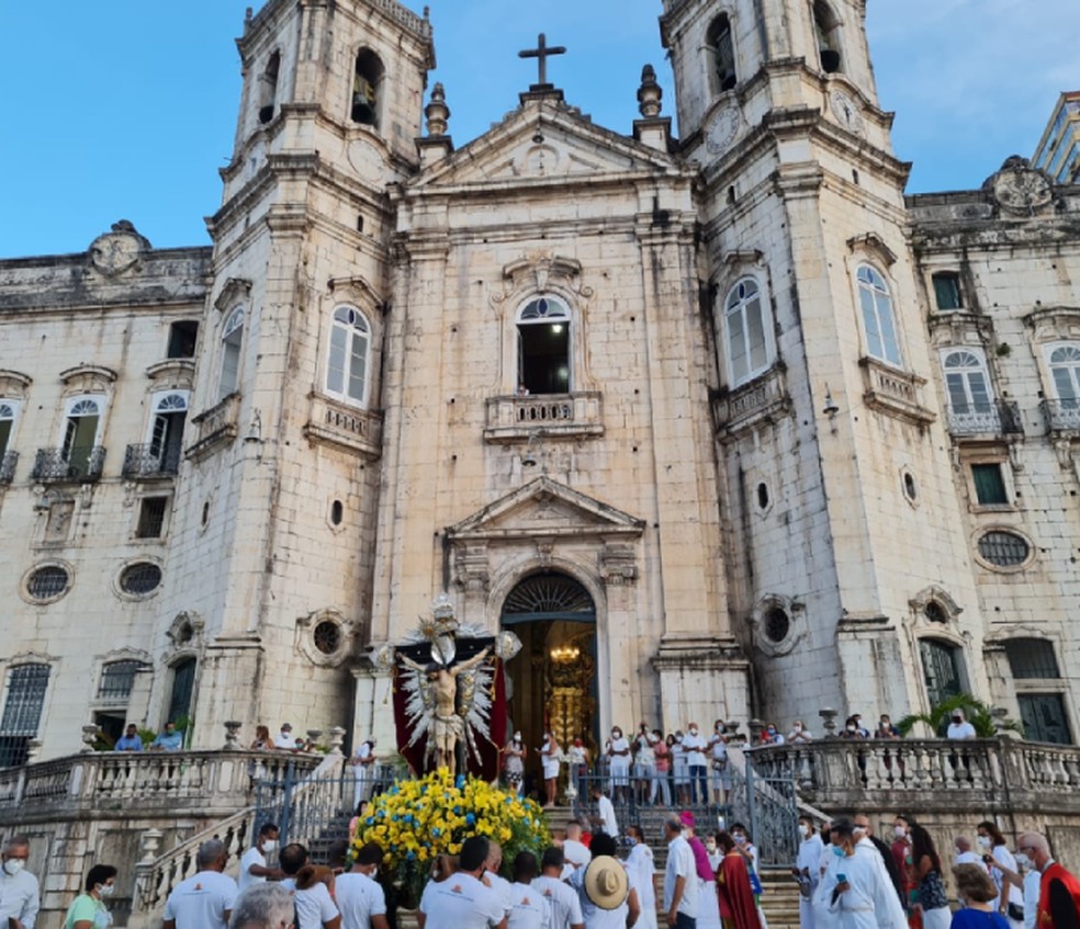 Galeota 'Gratidão do Povo' é levada à igreja Conceição da Praia para iniciar festejos de Bom Jesus dos Navegantes — Foto: Eduardo Oliveira/TV Bahia