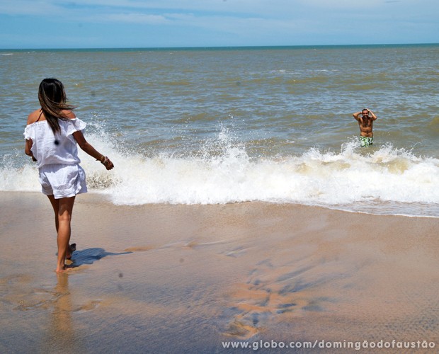 O ator aproveitou para dar um mergulho e se refrescar (Foto: Domingão do Faustão / TV Globo)