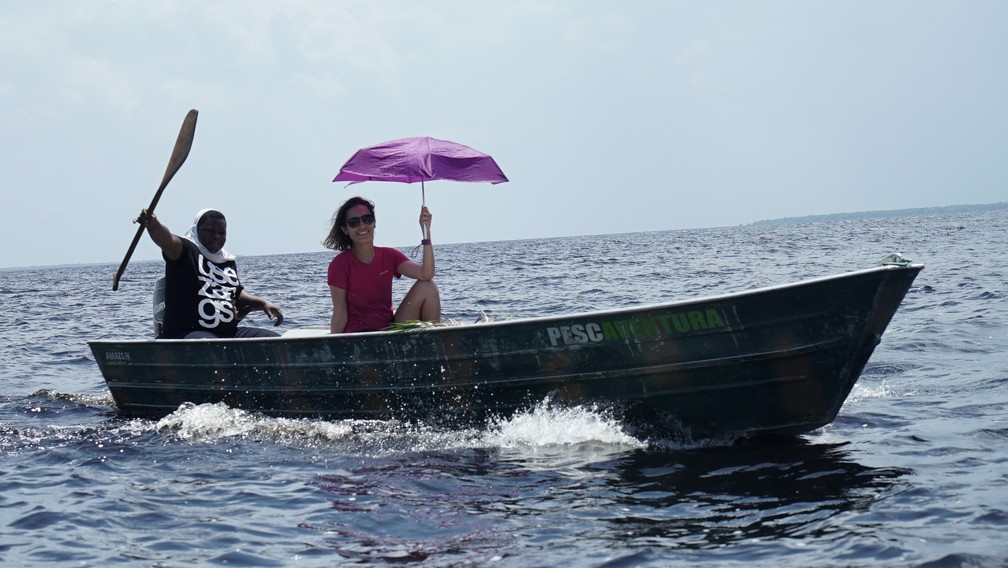 A produtora da sÃ©rie, Livia Faria, acompanha a travessia em barco de apoio â€” Foto: Lucas Munhoz