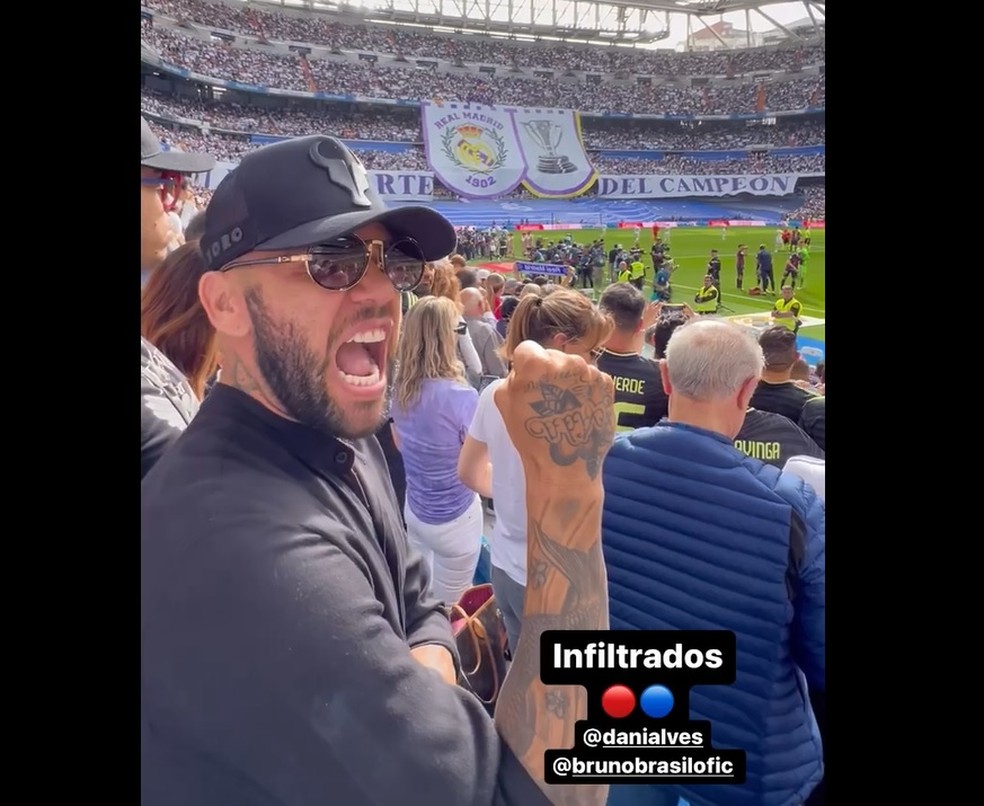 Daniel Alves assistiu ao clássico no meio da torcida do Real Madrid — Foto: Reprodução/Instagram