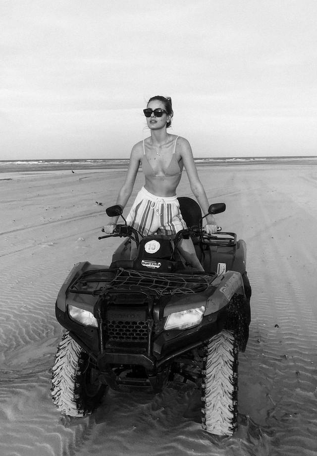 Camila Queiroz posta passeio de quadriciclo em dunas com Klebber Toledo (Foto: Reprodução/Instagram)