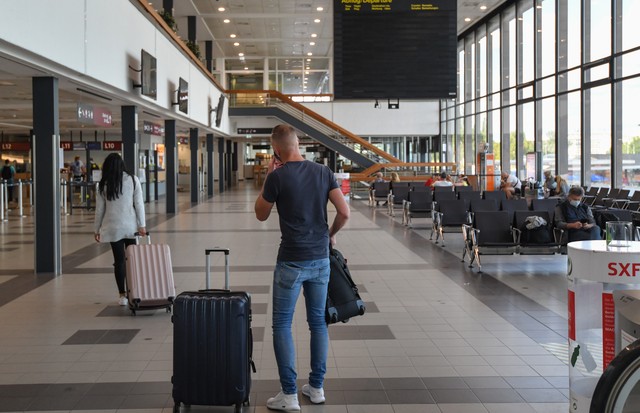 29 July 2020, Brandenburg, Schönefeld: Travellers walk through the terminal of Berlin Schönefeld Airport with suitcases. Travelers returning from so-called risk areas will have the opportunity to be tested for the coronavirus at Schoenefeld Airport from 3 (Foto: dpa/picture alliance via Getty I)