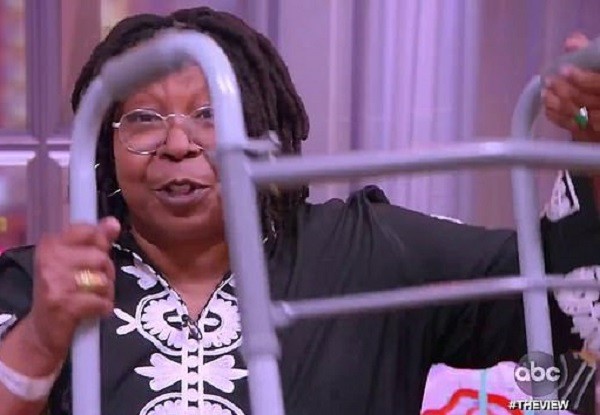 A atriz Whoopi Goldberg mostrando o andador que tem usado (Foto: Reprodução)