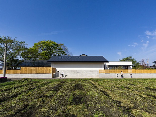 Jardim de infância no Japão tem como foco conexão com comunidade e natureza (Foto: Studio BAUHAUS / Divulgação)