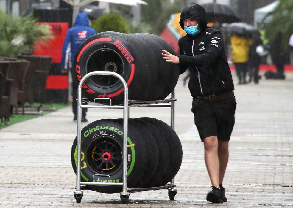 Funcionário da Alpine carrega pneus no paddock do Circuito de Sochi, palco do GP da Rússia — Foto: Sergei Fadeichev\TASS via Getty Images