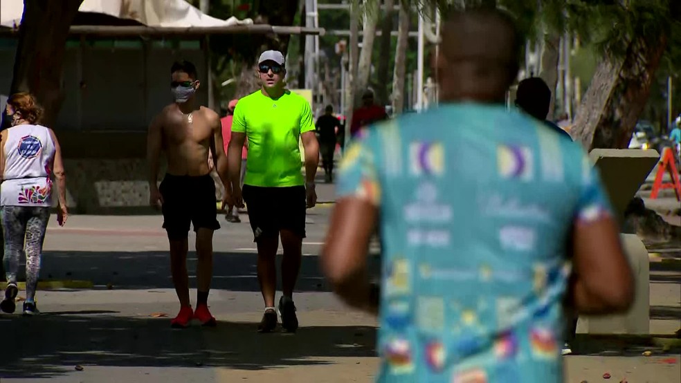 Calçadão de Boa Viagem, na Zona Sul do Recife, tem movimento intenso neste sábado (20) — Foto: Reprodução/TV Globo