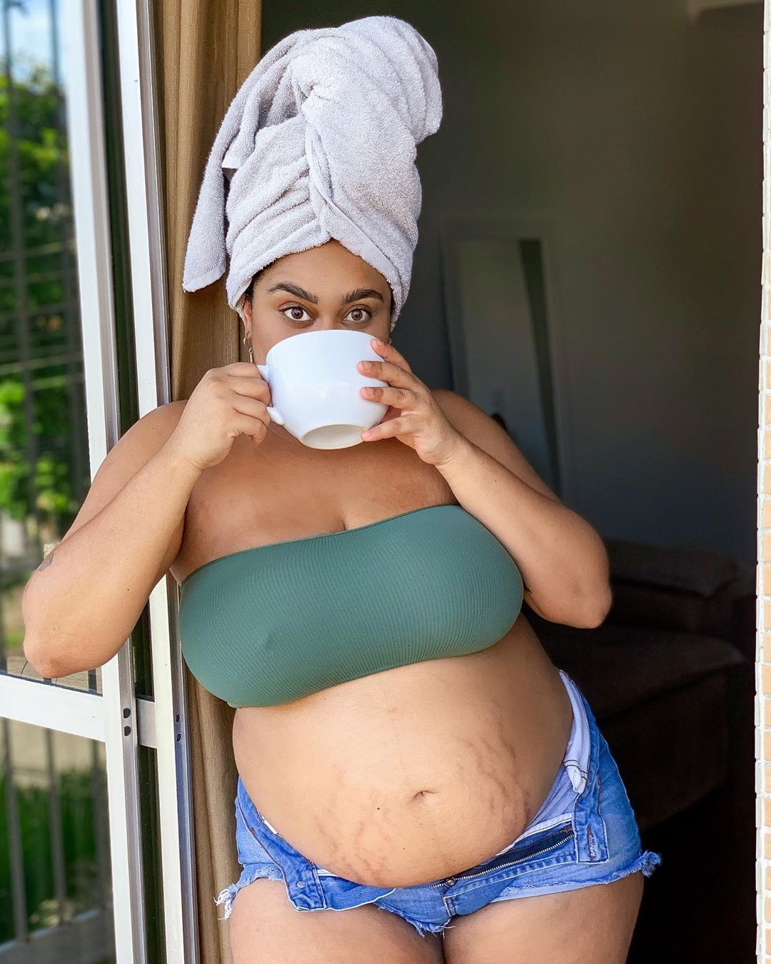 Rizia exibe barrigão de gravidez  (Foto: Reprodução)