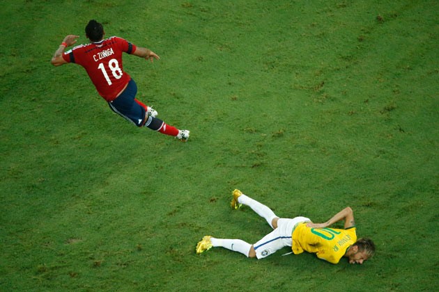 Neymar deitado no gramado após sofrer a joelhada que o tirou da Copa (Foto: Getty Images)