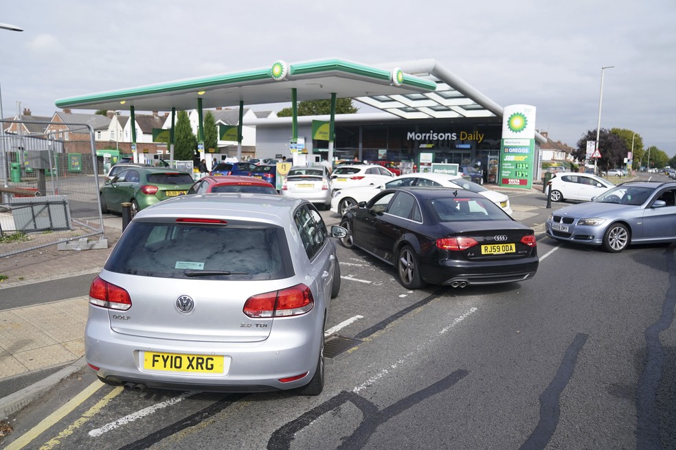 Posto de gasolina em Leicester, na Inglaterra, teve longas filas no sábado (25) — Foto: Mike Egerton//PA via AP