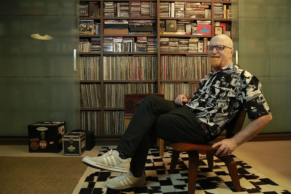 Kid Vinil posa em sua casa em São Paulo, setembro de 2016  (Foto: Alessandra Gerzoschkowitz/EGO)