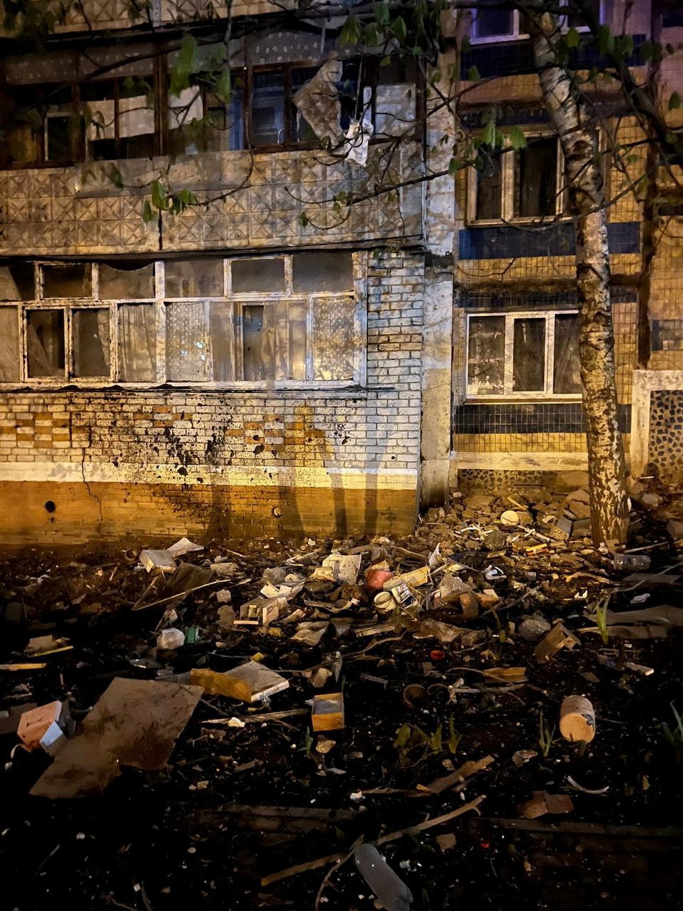 Bloco de apartamentos danificado no local do acidente após uma grande explosão em uma rua na cidade de Belgorod, Rússia, em 20 de abril de 2023. — Foto: Mayor of Belgorod City Valentin Demidov via Telegram/Handout via REUTERS