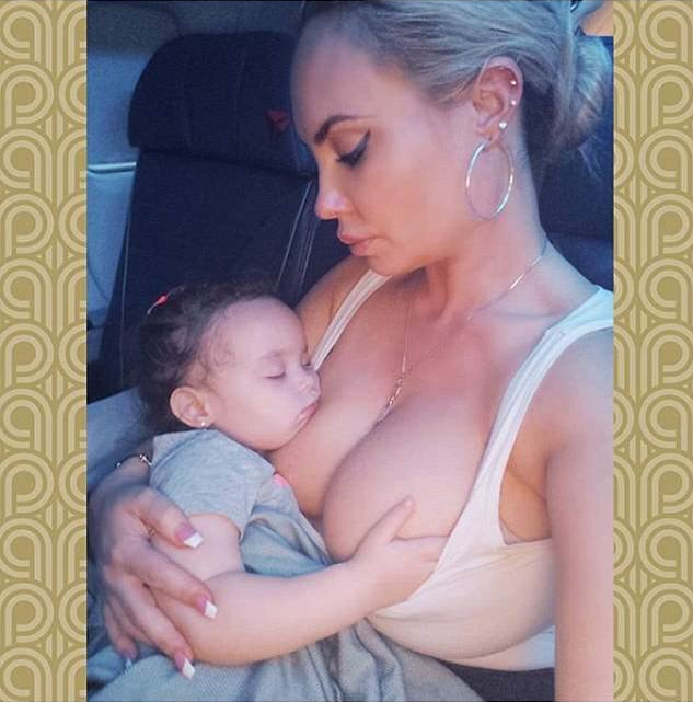 A foto compartilhada por Coco Austin em que aparece amamentando a filha (Foto: Instagram)