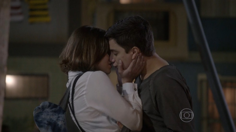 Mari (Maria Luiza Campos) beija Jeff (Cadu Libonati). — Foto: Globo