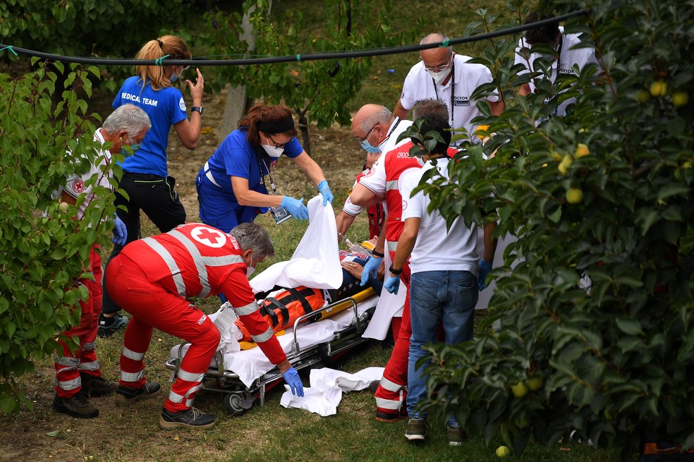 Chloé Dygert é socorrida e imobilizada em uma maca após grave acidente — Foto: Getty Images