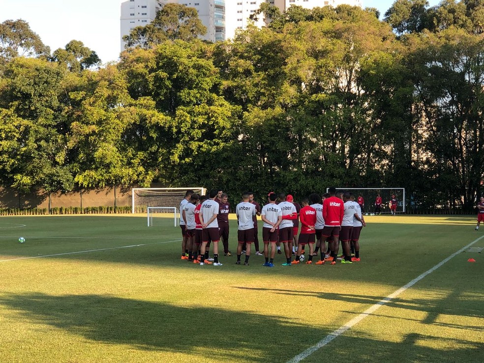 Diego Aguirre comanda treino com reservas do São Paulo (Foto: Marcelo Hazan)