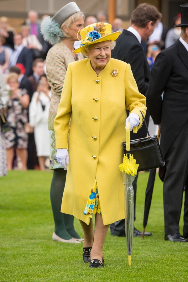 Britain's Queen Elizabeth II gestures as she walks, after observing a minute's silence at the start of a Special Garden Party, at Buckingham Palace in London on May 23, 2017. Twenty two people have been killed and dozens injured in Britain's deadliest te (Foto: AFP via Getty Images)