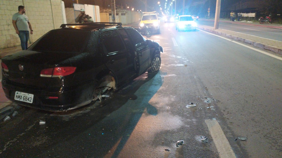 Dois carros colidiram na AL-105 no bairro do Benedito Bentes, em Maceió, AL — Foto: Ascom/BPRv