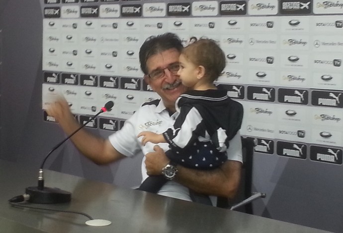 René Simões e neta Isabela, Botafogo x Fluminense (Foto: Marcelo Baltar)