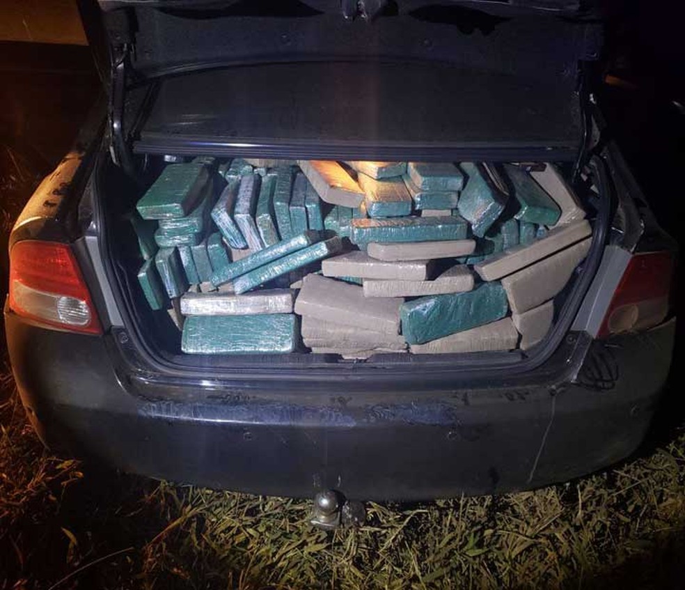 Os suspeitos presos disseram a polícia que a maconha achada na mala de carro em Vitória da Conquista seguia para Fortaleza (Foto: Divulgação/PRF)