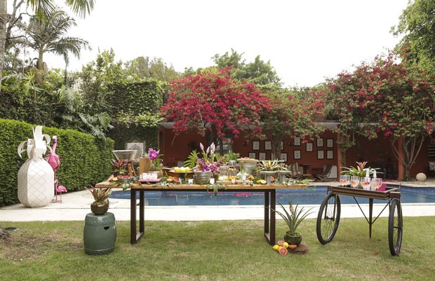 Uma mesa decorada para uma festa à beira da piscina (Foto: Marcelo Guarnieri)