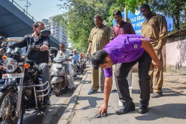 Algumas cidades, como Pune, tentaram fazer com que os homens limpassem o próprio cuspe das ruas (Foto: Getty Images via BBC)