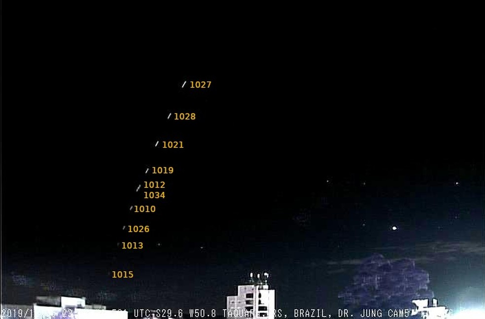 Satélites Starlink, da SpaceX, registrados por telescópio em Taquara  — Foto: Observatório Heller & Jung / Divulgação