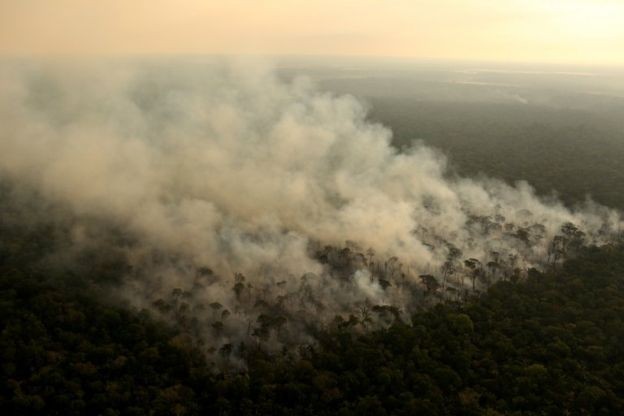 BBC - Fogo costuma ser usado por grileiros para 'limpar' áreas de floresta e substituí-las por pastagens (Foto: Reuters via BBC)