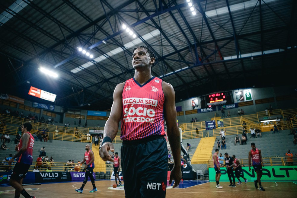 Jhonatan Luz conquistou seu segundo título com Franca, após levantar troféu do NBB na temporada 2021/2022 — Foto: Marcos Limonti/SFB