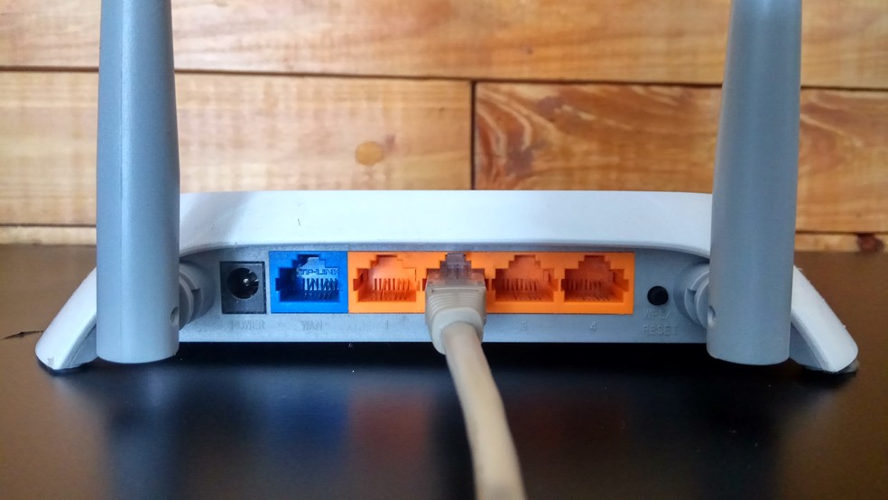 Além de utilizar bons cabos, realize as conexões da maneira correta para configurar sua rede — Foto: Reprodução/Thiago Rocha