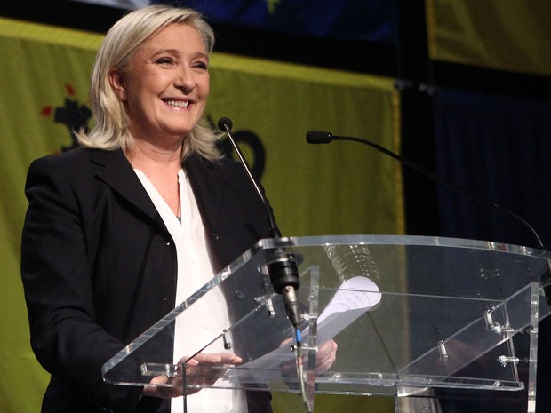 Marine Le Pen, líder do partido de extrema-direita Frente Nacional (FN), discursa após o primeiro turno das eleições regionais francesas no domingo (6) (Foto: Michel Spingler/AP)