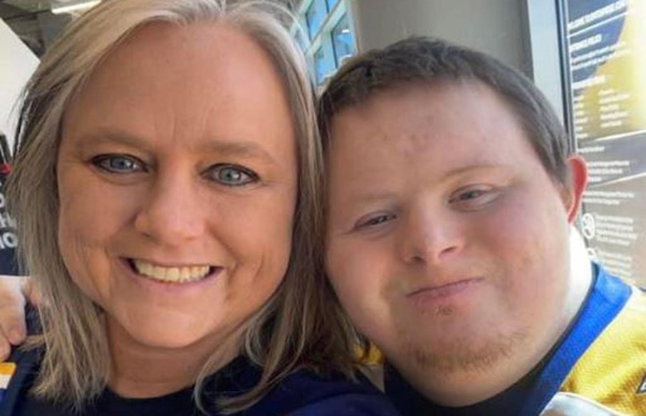 Mãe oferece dinheiro para achar amigos para filho com síndrome de Down e se surpreende