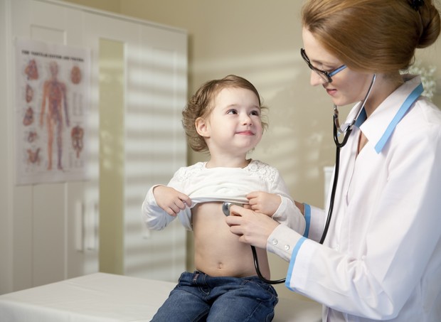 Criança sendo consultada pela pediatra (Foto: Thinkstock)