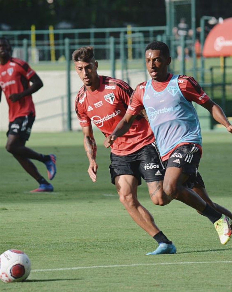 Talles Costa e Rigoni em treino do São Paulo — Foto: Divulgação