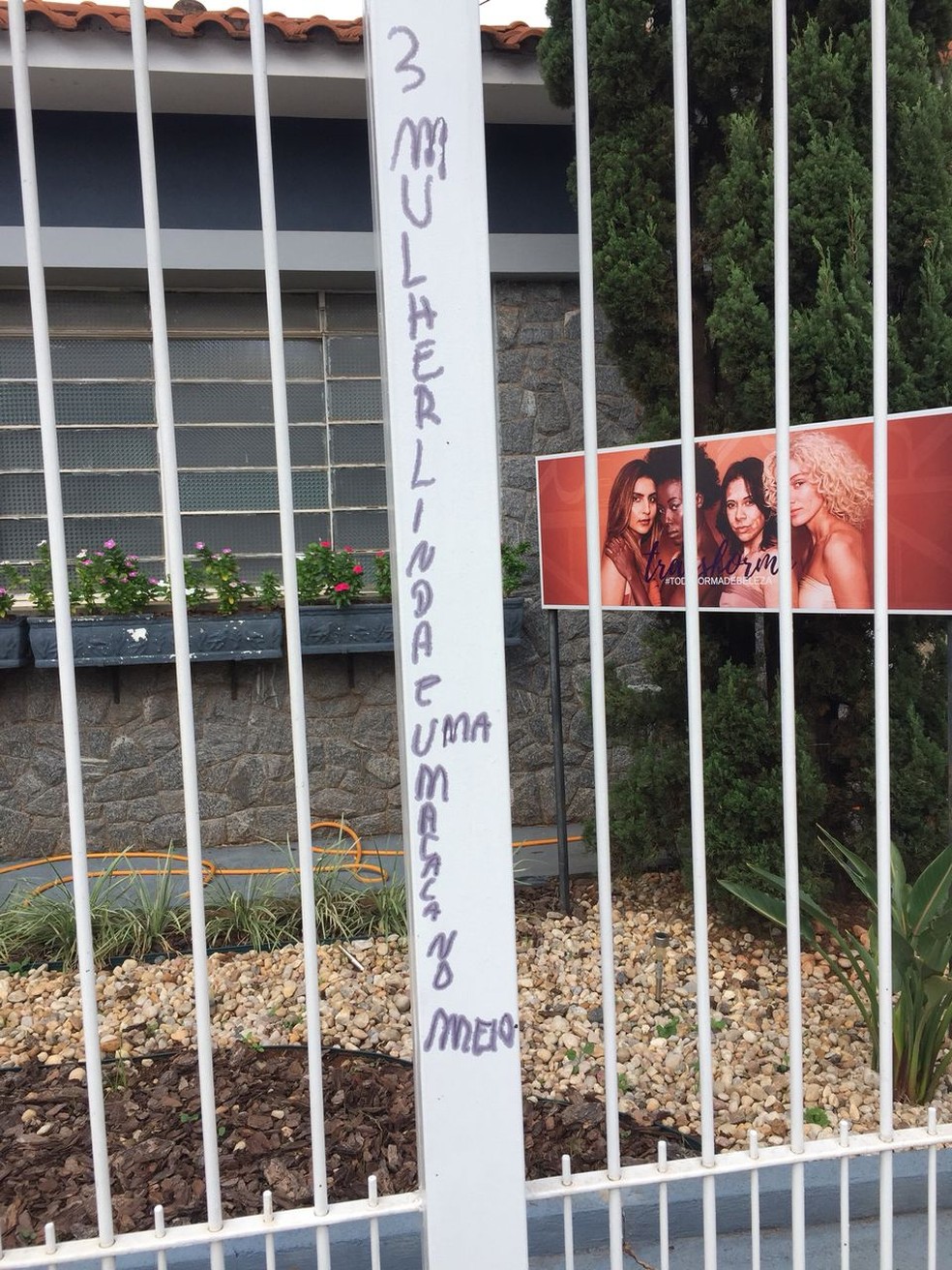 Salão de beleza de Araraquara sofre ataque racista por banner — Foto: Arquivo Pessoal