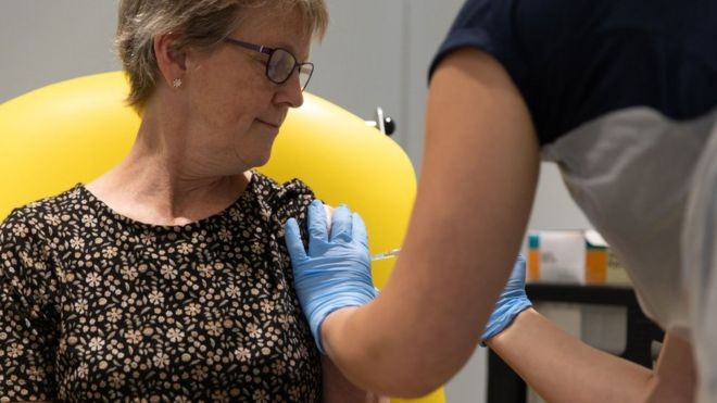 BBC: Pacientes produziram anticorpos e células T após tomarem a vacina, mas novos testes ainda são necessários para garantir proteção contra infecções (Foto: OXFORD UNIVERSITY VIA BBC)