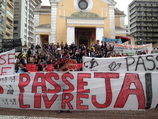 Grupo em frente à Catedral de Florianópolis pede passe livre (Foto: Cristiano Anunciação/G1)