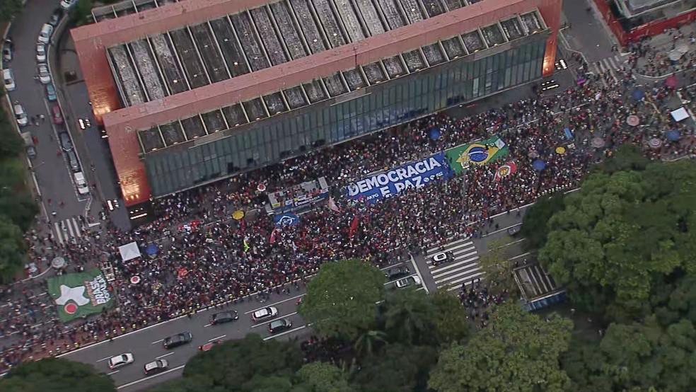Protesto na Avenida Paulista contra ataques antidemocráticos — Foto: Reprodução/TV Globo