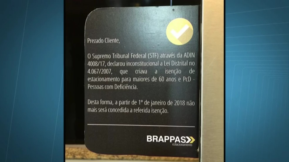 Mensagem em shopping de Brasília aponta fim da gratuidade para idosos e deficientes em estacionamentos (Foto: TV Globo/Reprodução)