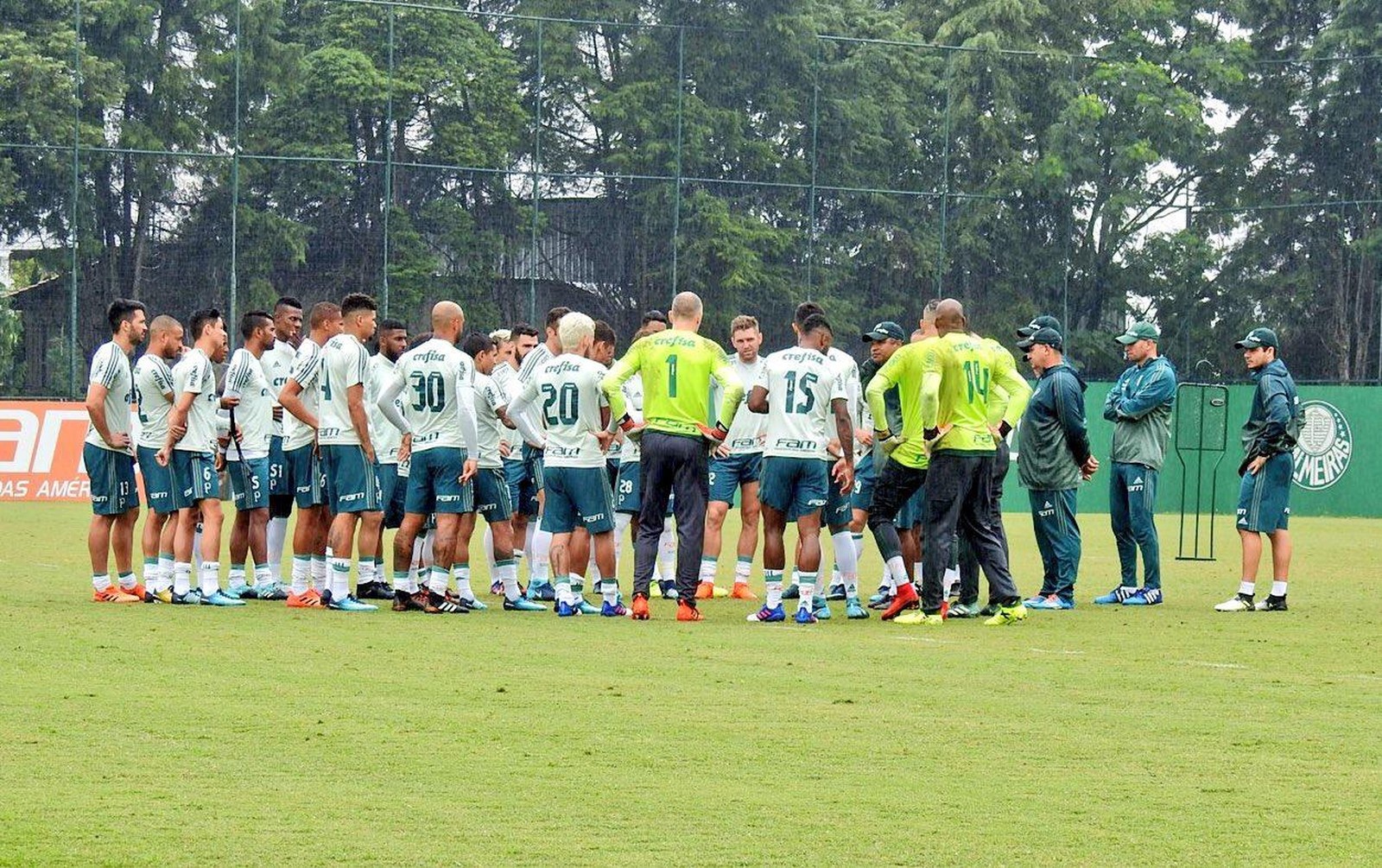 Em treino sob chuva, Roger usa até fábula no Palmeiras