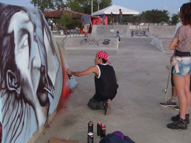 Jovem Felipe Guimarães faz seu primeiro grafite (Foto: G1 AL )
