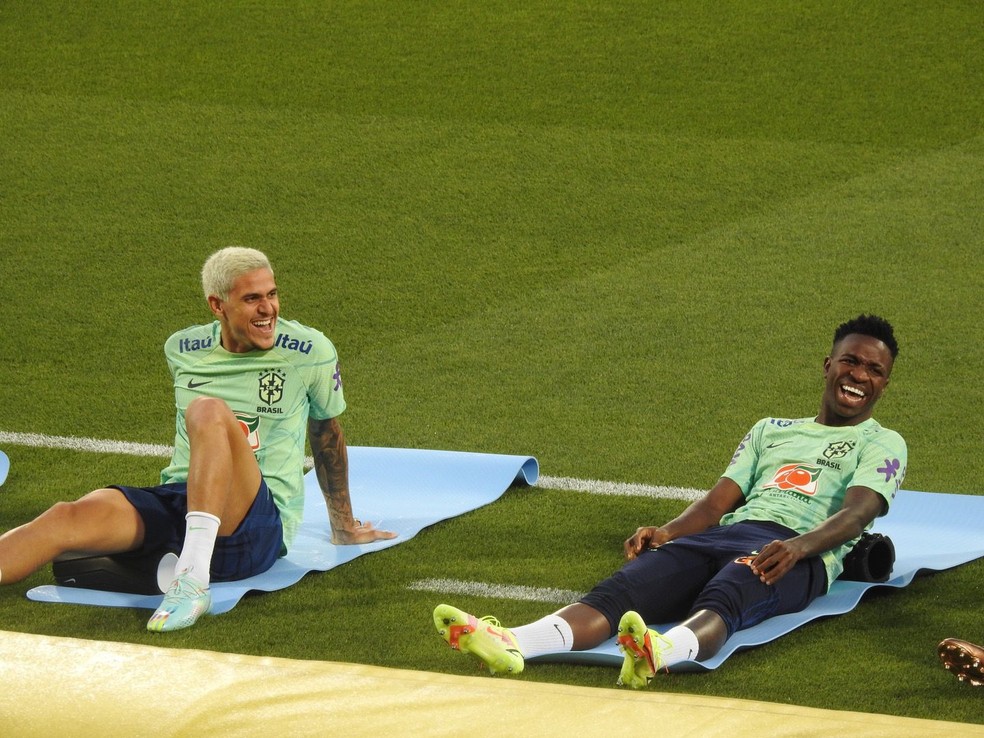 Pedro e Vinicius J&uacute;nior batem papo descontra&iacute;do antes do treino da Sele&ccedil;&atilde;o &mdash; Foto: Bruno Cassucci