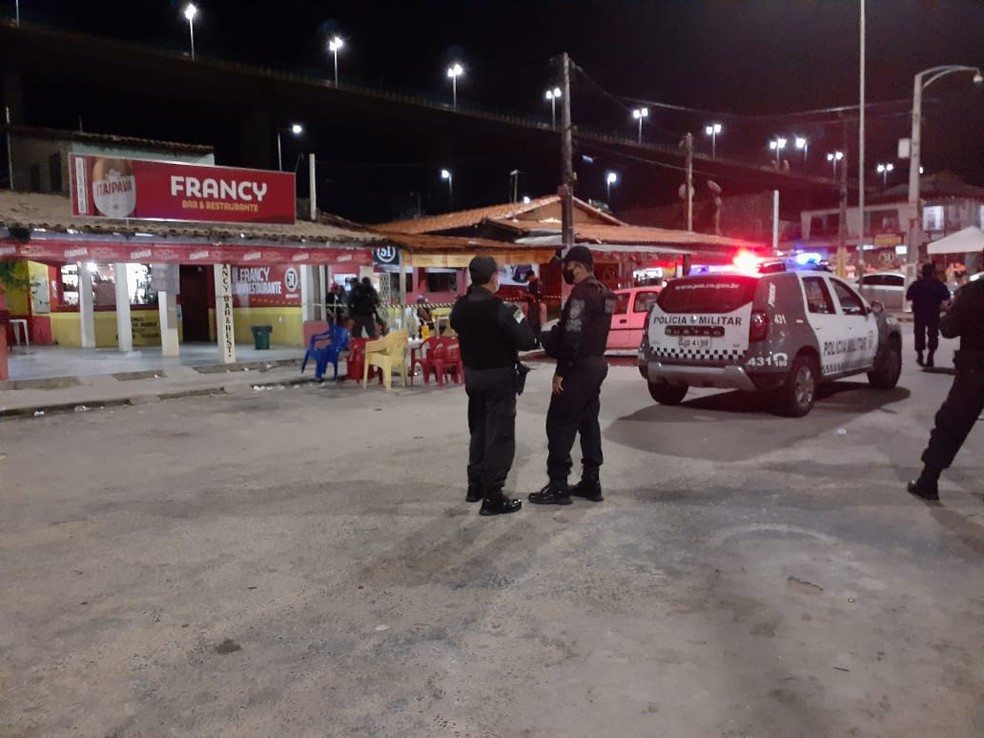 Dois homens morrem e criança de 11 anos é baleada em bar na Zona Norte de Natal — Foto: Julianne Barreto/Inter TV Cabugi