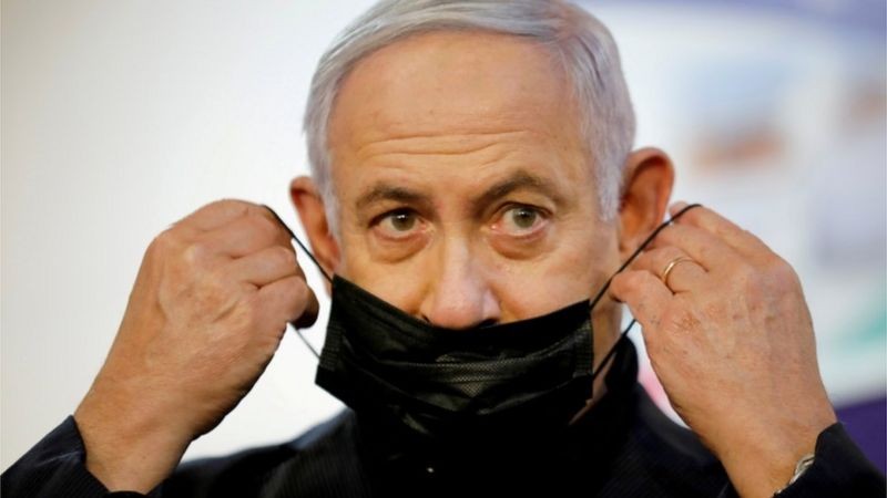 Primeiro-ministro de Israel, Binyamin Netanyahu decretou lockdown e incentiva uso de máscara, além de fazer campanha pela vacinação (Foto: Reuters via BBC)