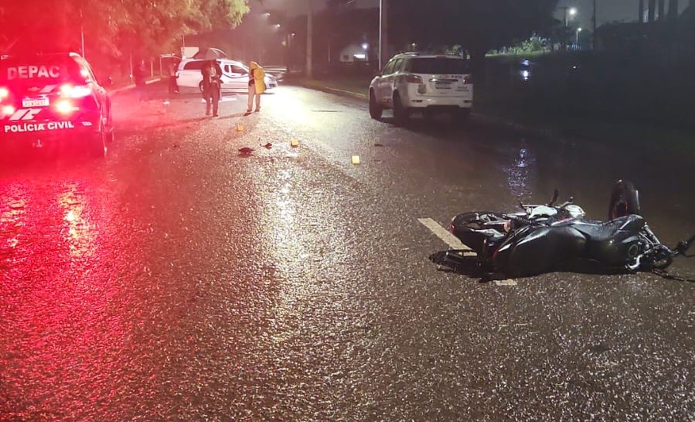O caso será investigado pela polícia. Motorista de carreta ainda não foi identificado. — Foto: Osvaldo Nóbrega