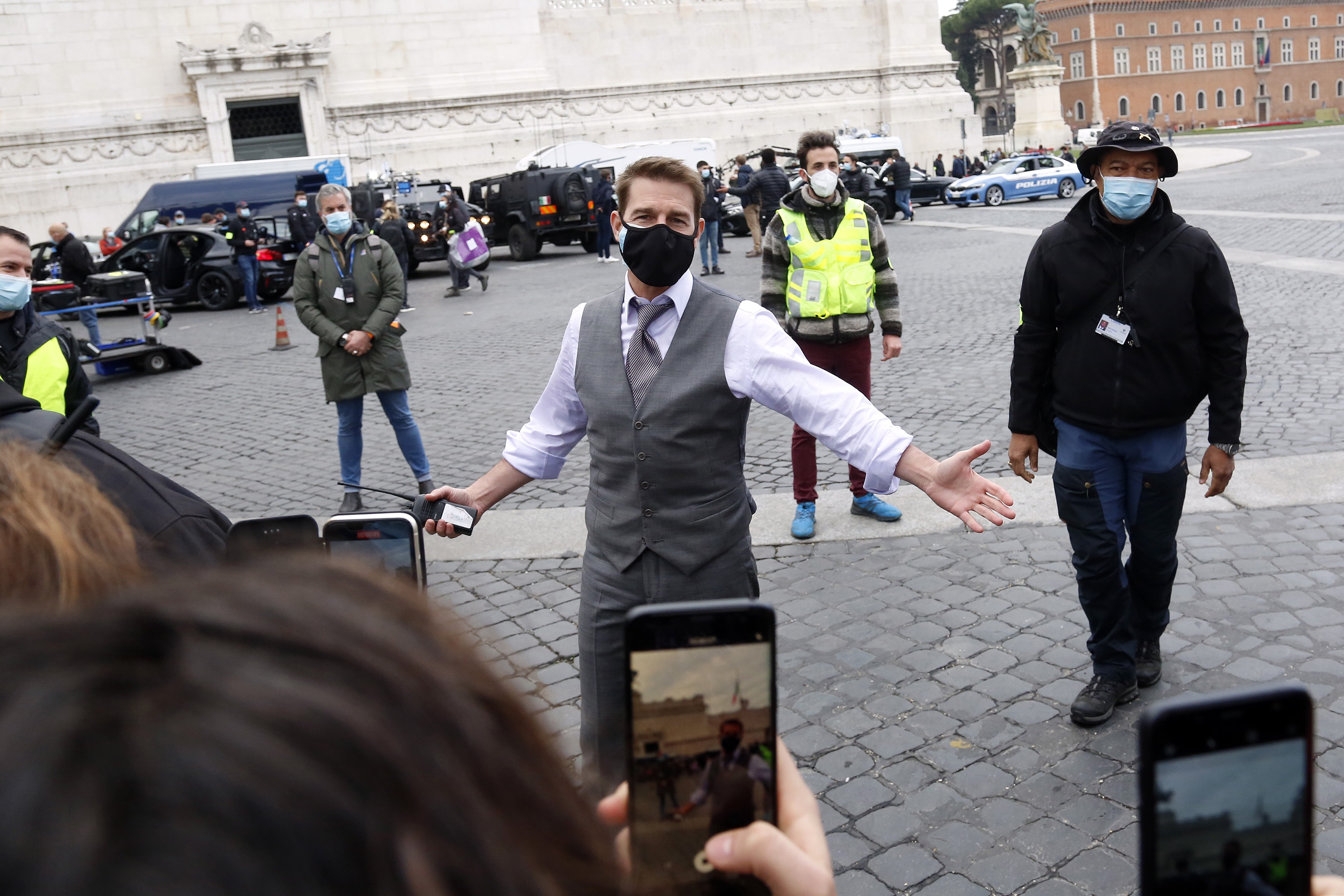 O ator Tom Cruise nos bastidores das filmagens de Missão: Impossível 7, em Roma (Foto: Getty Images)