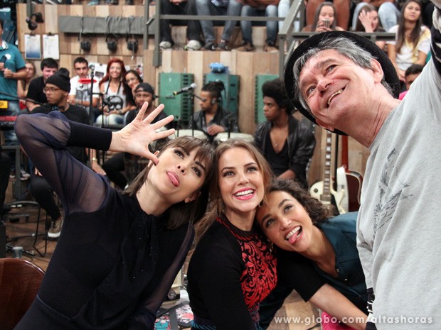 Serginho Groisman brinca em foto com atrizes convidadas do programa (Foto: TV Globo/Altas Horas)